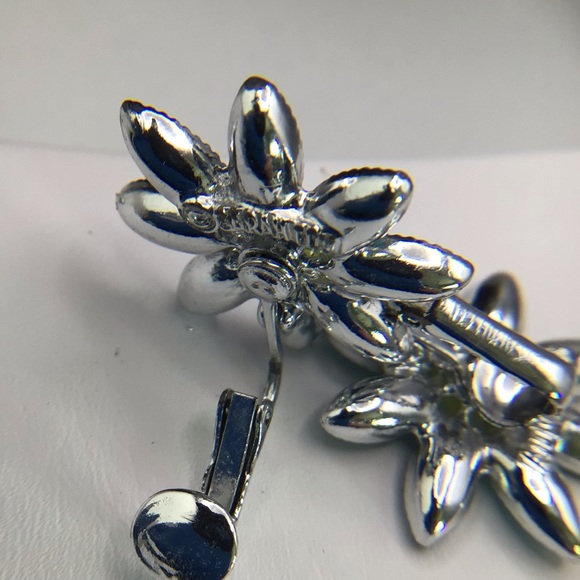 “Daisy Time” Sarah Coventry clip earrings. - Picture 4 of 6